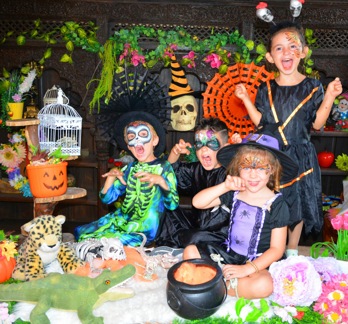 Terra Natura Benidorm celebra su tercera Fiesta Holiween con polvos fluorescentes para un Halloween sin miedo