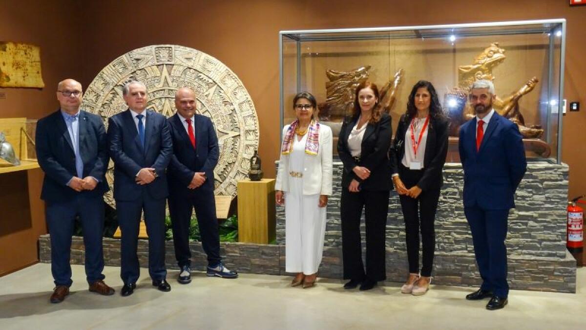 Ecuador entrega al Museo del Chocolate Valor de la Vila Joiosa una réplica de una vasija Mayo-Chinchipe que data del 3.500 a.C.