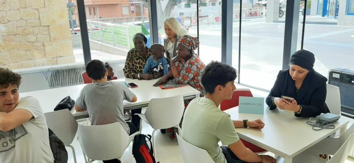 Jóvenes y mayores “viajan juntos” en un nuevo taller intergeneracional