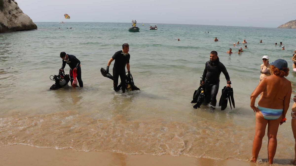 La jornada de limpieza de fondos marinos en Mal Pas constata el buen estado de las playas de Benidorm