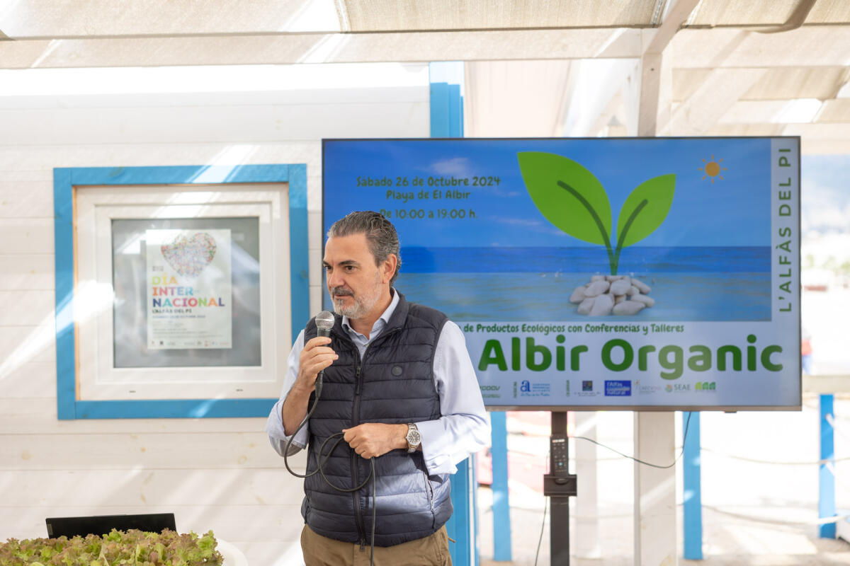 La playa del Albir se convirtió en un gran escaparate de productos ecológicos con la feria ‘Albir Organic’