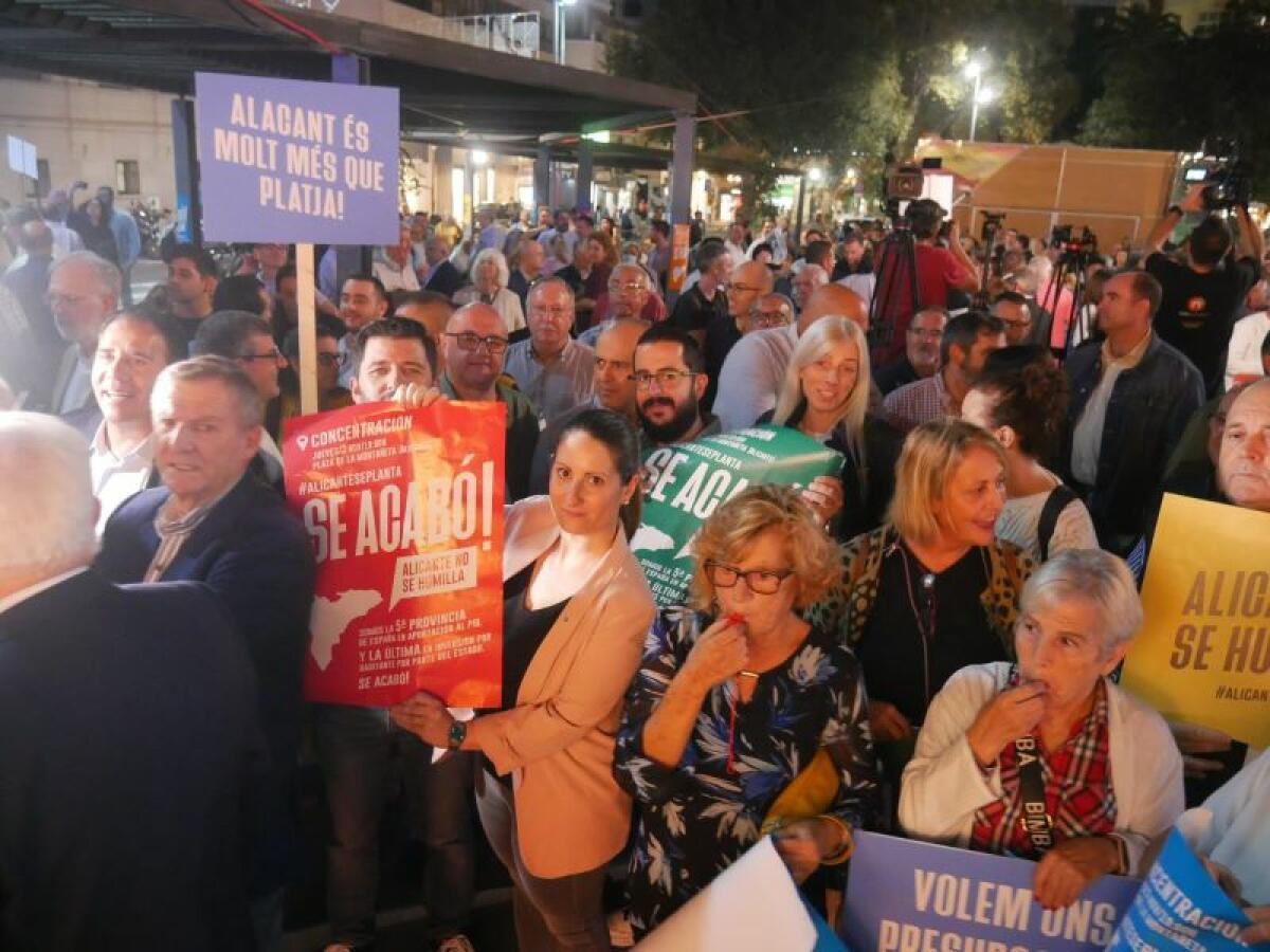 VOX  Alicante  se moviliza para protestar contra el "ninguneo" de Pedro Sánchez a la provincia en las inversiones del PGE