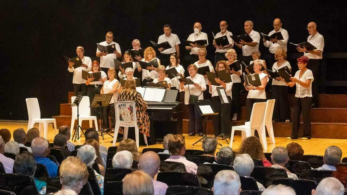 Concierto de la Coral de la Unión Musical y del Orfeó de Dénia en el Ayuntamiento de Benidorm