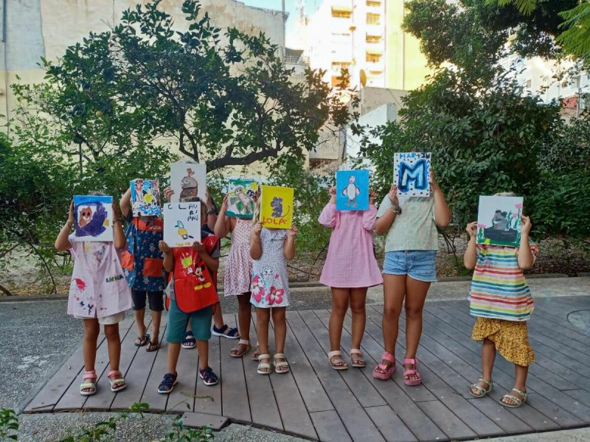 Alrededor de 100 niños y niñas participan en los talleres infantiles de pintura creativa