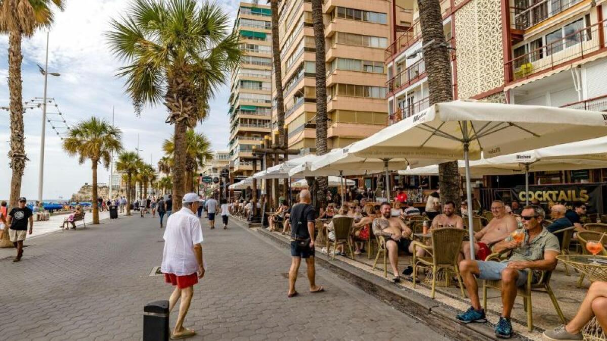 Las terrazas desaparecen del paseo marítimo de Benidorm y los hosteleros despiden a un centenar de camareros