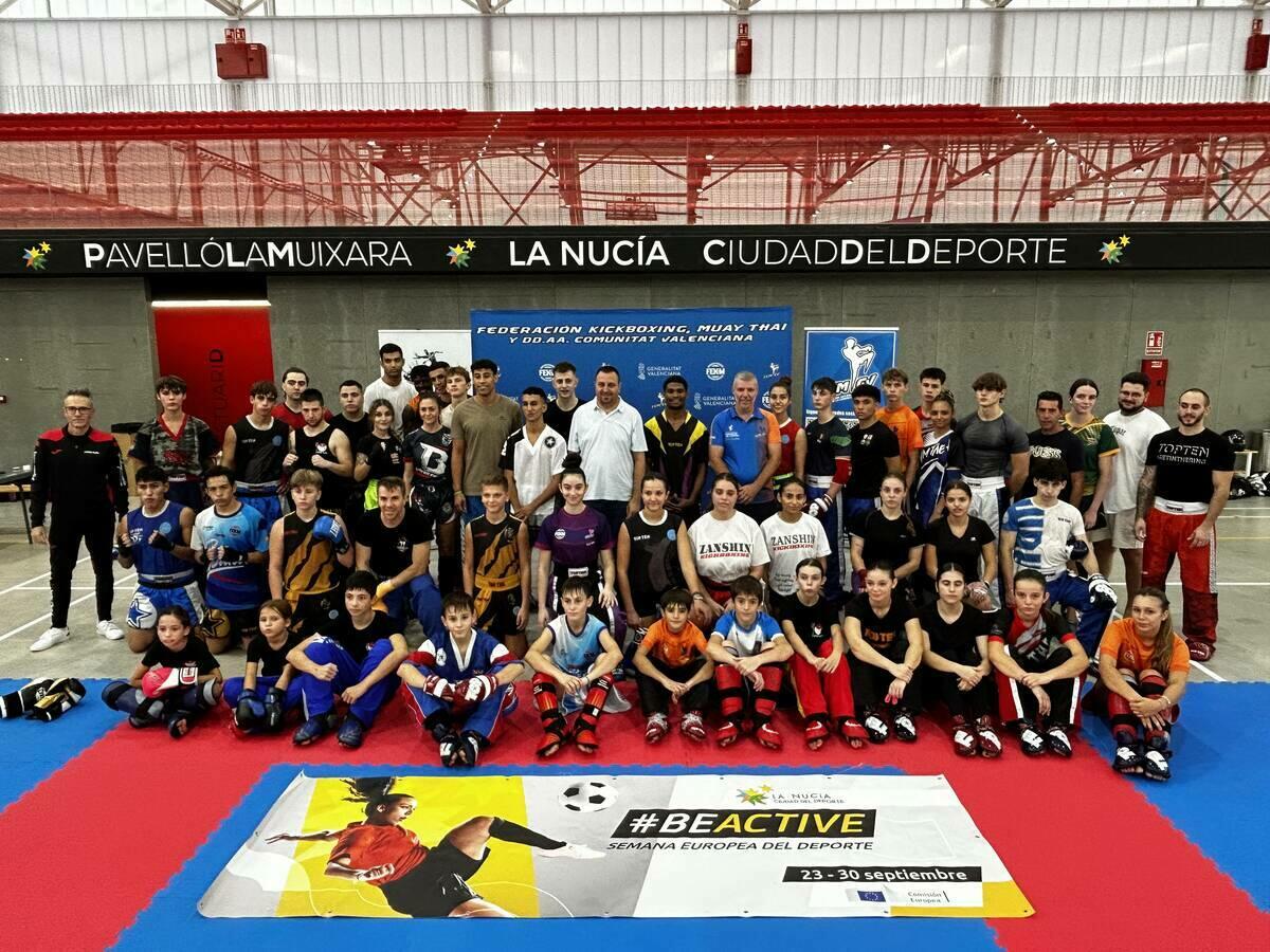 60 alumn@s en el curso técnico internacional de Kick Boxing