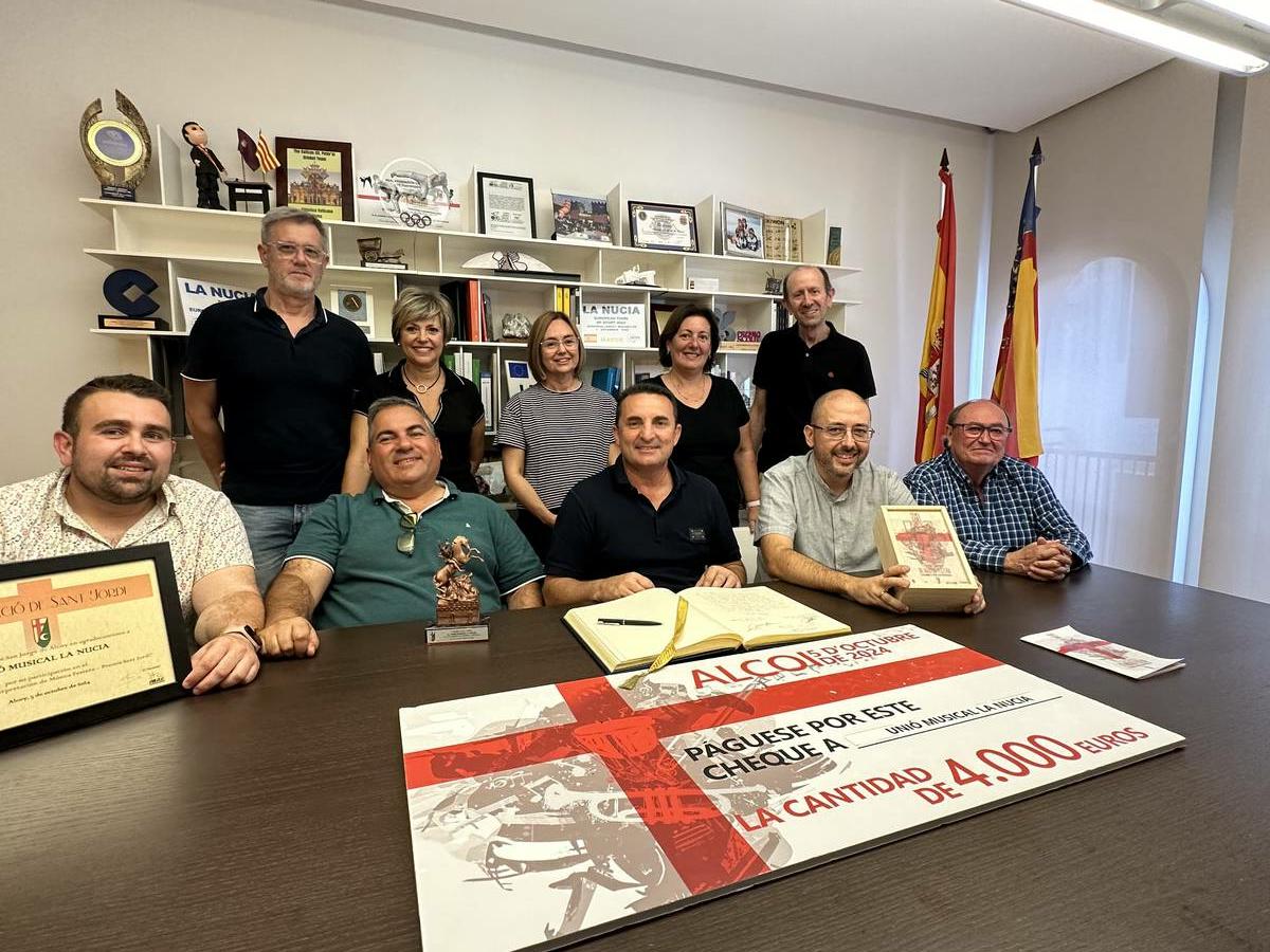 Recepción oficial a la Unió Musical La Nucía tras ganar el IV Certamen de Música Festera d’Alcoi