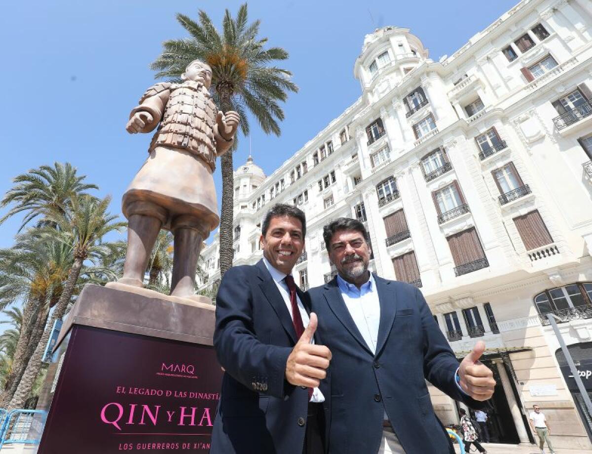 Mazón visita la figura gigante del guerrero de Xi’an que ya luce en el paseo de La Explanada de Alicante  