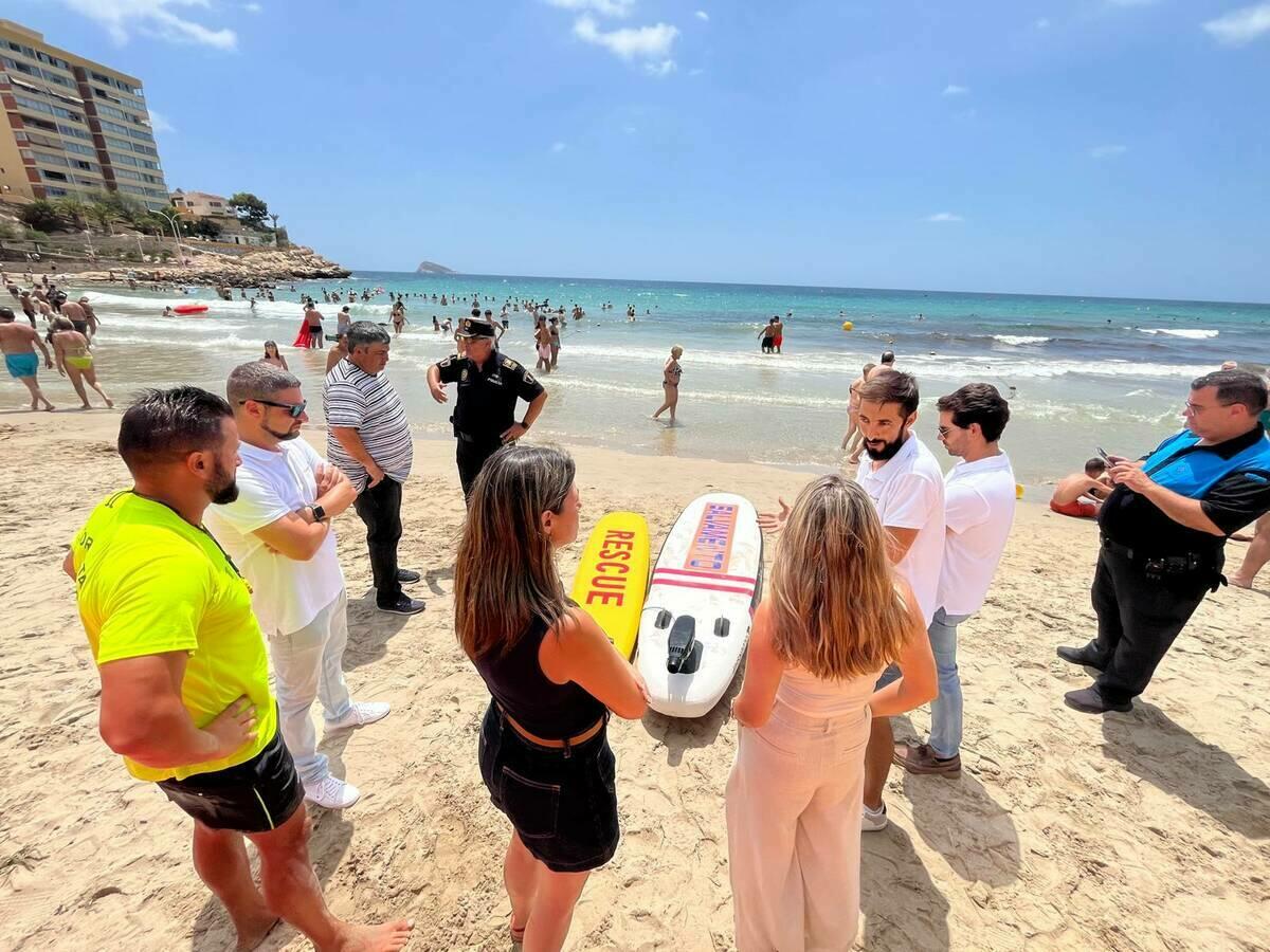 Simulacro de rescate en La Cala con la incorporación de una tabla de propulsión eléctrica