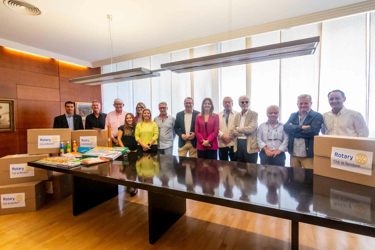 El Rotary Club de Benidorm dona a la Agrupación local de AMPAS material de papelería para escolares vulnerables 