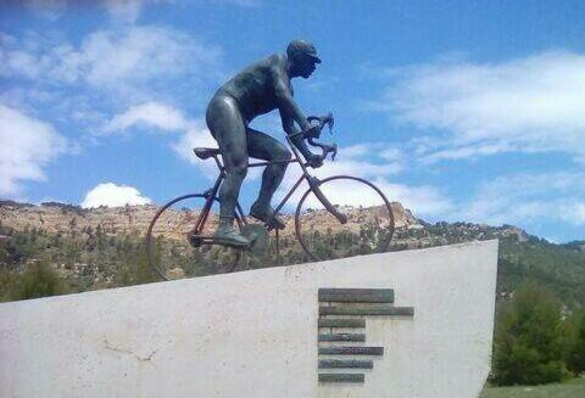 La Diputación de Alicante restituirá la escultura robada del monumento al ciclista de Xorret de Catí 