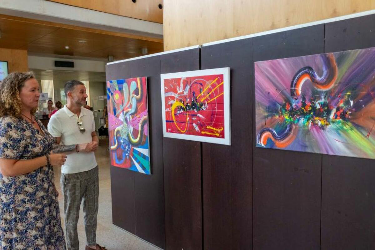 El Espai d’Art del Ayuntamiento acoge una exposición de pintura dentro del Benidorm Pride