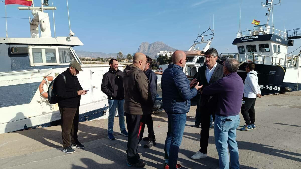 El Ayuntamiento de Villajoyosa y la Cofradía de Pescadores se unen para protestar por el aumento de días de paro del sector pesquero impuesto por la Unión Europea