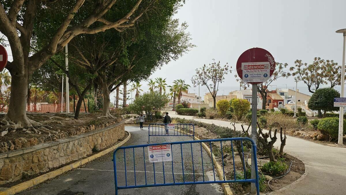Se reabre el tráfico rodado en la vía de acceso desde la playa hasta la avenida País Valencià, que había sido cortado por las obras de rehabilitación del parque Censal