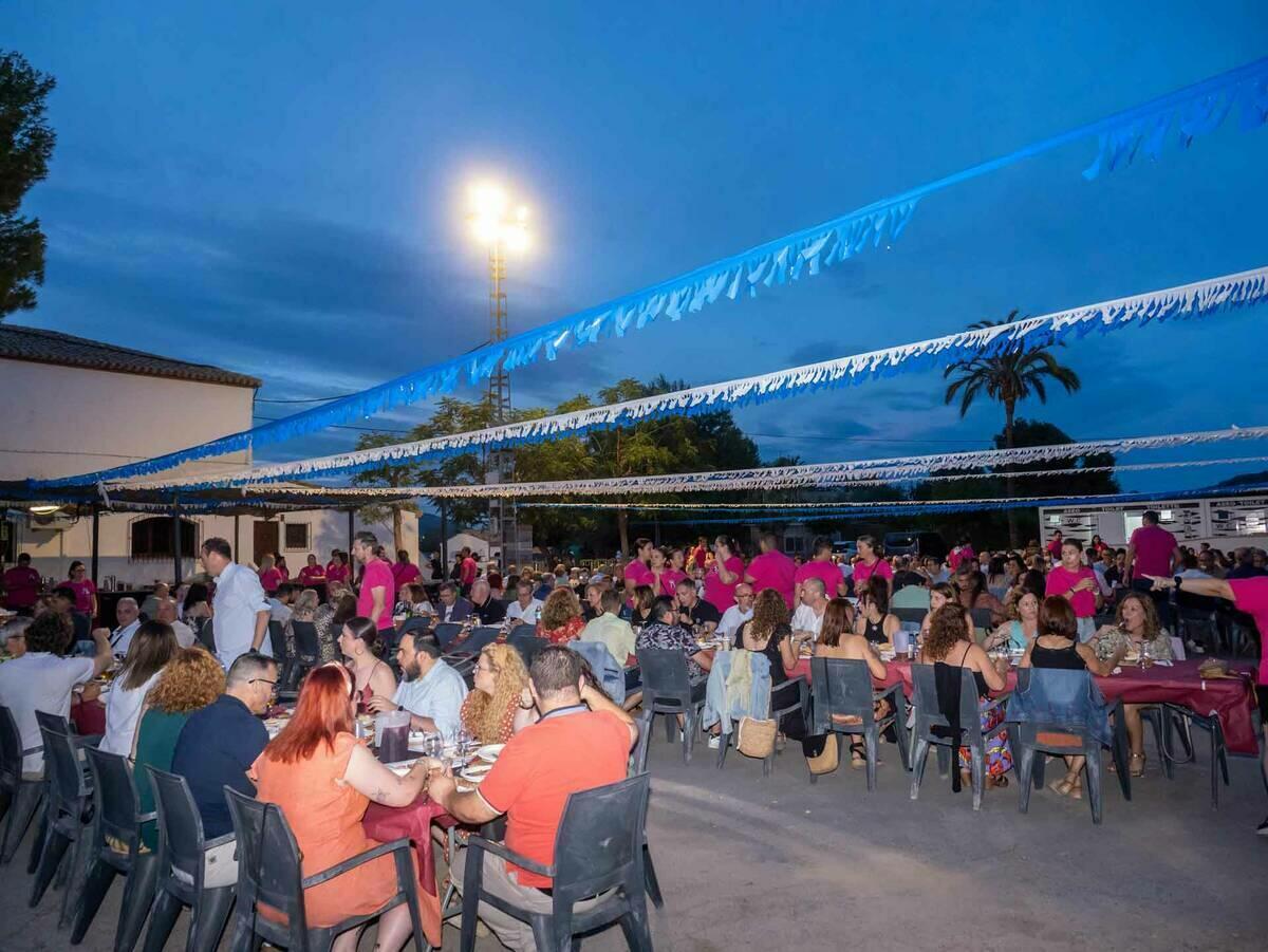 Éxito del Sopar de Sant Joan que organiza la Comissió de Sant Antoni