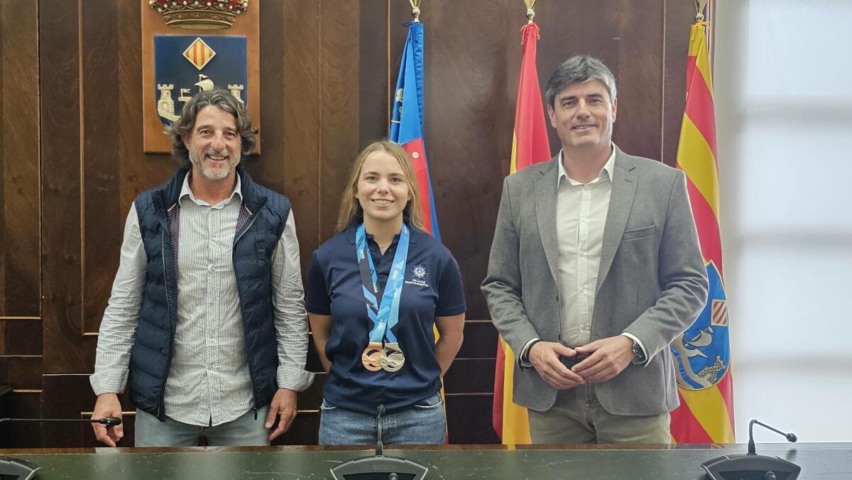 El Alcalde Marcos Zaragoza recibe a la regatista vilera Sara Mengual, bronce en el campeonato del mundo de piragüismo y oro en el campeonato de España