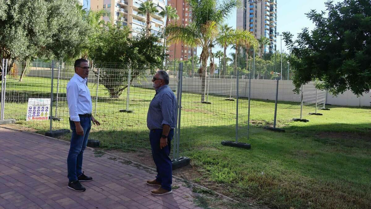 Benidorm inicia la instalación de una nueva tirolina infantil en el barrio de Els Tolls 