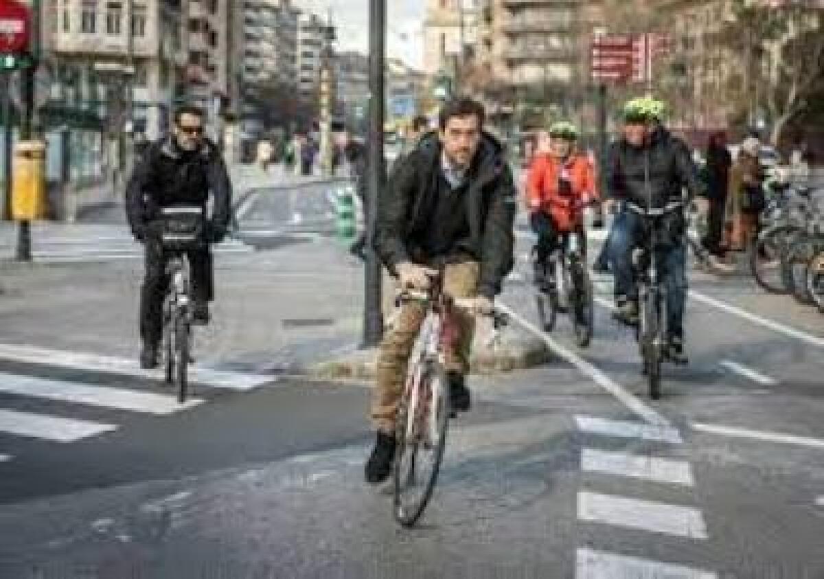 Cobrar 800 euros al año por ir en bici al trabajo: en Países Bajos y Francia ya se hace, en España todavía es una idea