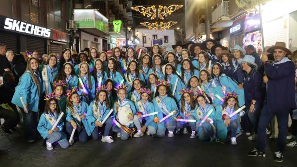 Los peñistas llenan de color el centro de Benidorm en una multitudinaria y vistosa ‘Entrada’