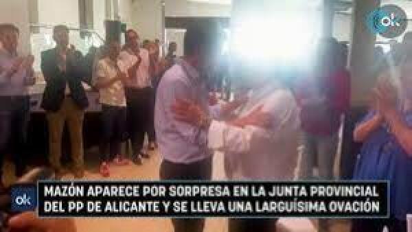 Mazón aparece por sorpresa en la junta provincial del PP de Alicante y se lleva una larguísima ovación