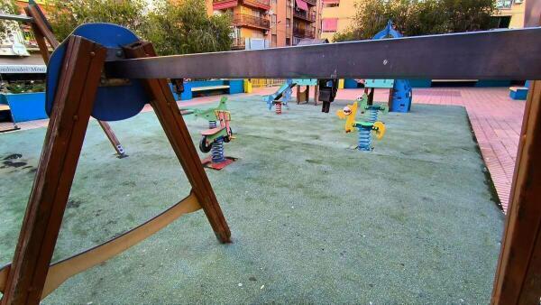 El PSOE denuncia el estado de abandono de los parques infantiles de Benidorm