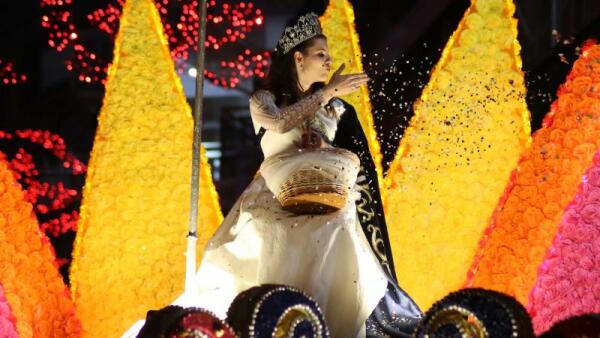 El desfile de Carrozas y un gran Castillo de fuegos artificiales pone el broche final a les Festes Majors Patronals 2022  