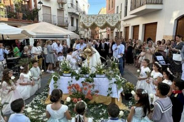 La procesión de “Corpus Cristi” llenó de flores y “comuniantes” las calles de La Nucía