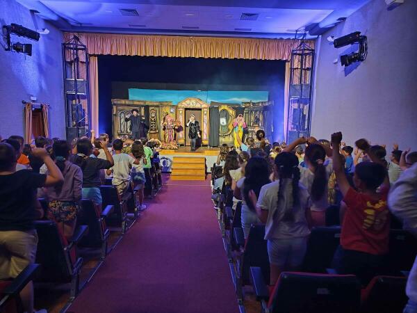 Más de 900 escolares pasan por El Sindicat para presenciar teatro en inglés 