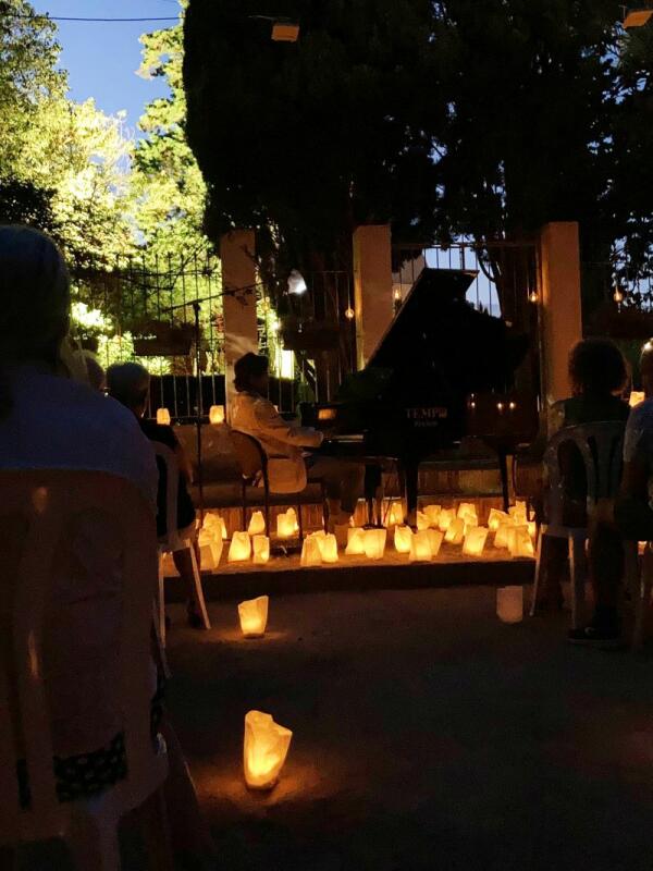1 piano y 200 velas encandilaron a los espectadores del concierto que ofreció David Gómez anoche en la Vila Joiosa 