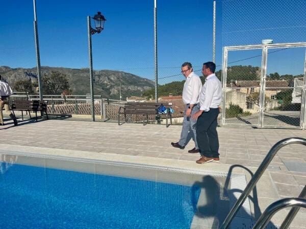 La Diputacion de Alicante invierte 170.000 euros en la piscina y nueva zona deportiva de Benifato 