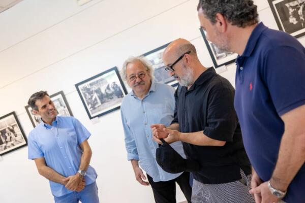 Javier Cámara inaugura en l’Alfàs su exposición ‘El placer de mirar’ en el marco del 35 Festival de Cine