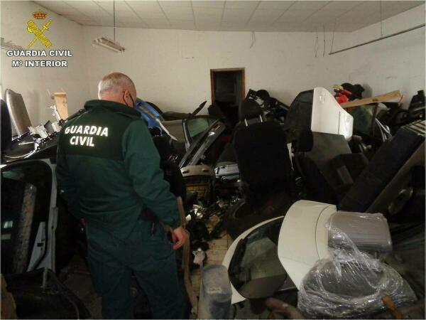La Guardia Civil desmantela un desguace ilegal de coches en Elche