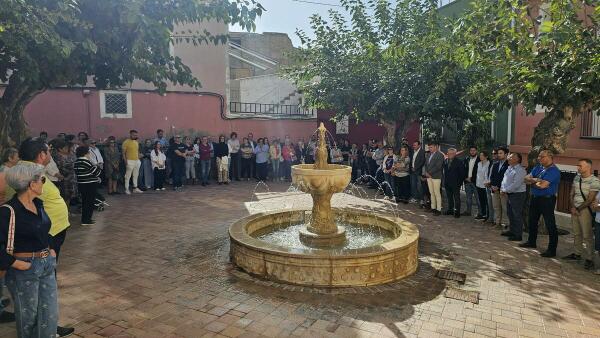 Villajoyosa guarda cinco minutos de silencio en memoria de las víctimas de las poblaciones valencianas afectadas por la DANA 