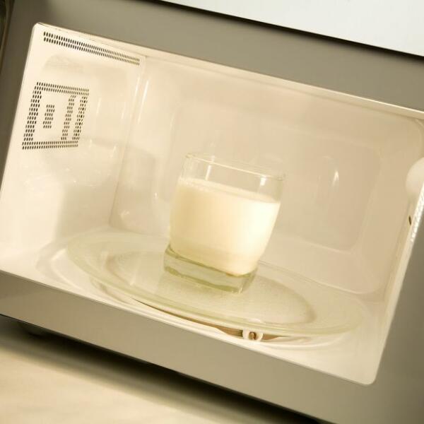 ¿Por qué no debemos calentar la leche en el microondas?