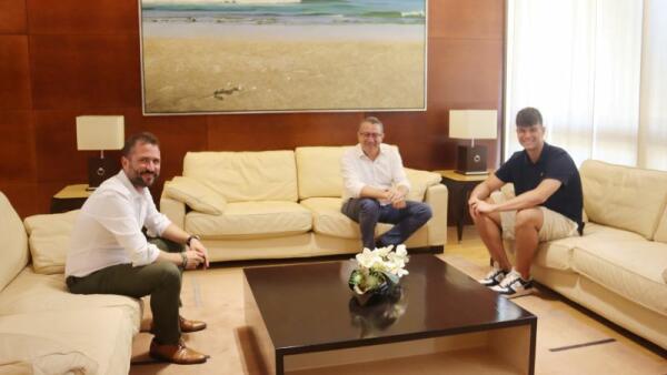 El alcalde recibe a los deportistas locales José Carlos Caballero y David Carreño tras sus últimos éxitos europeos 