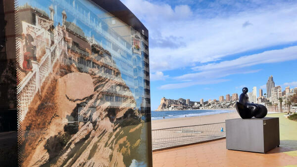La muestra de postales ‘Recuerdo de Benidorm’ da la bienvenida a los turistas desde los siete Espais d’Art Urbà