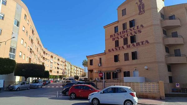 El Ayuntamiento amplía la acera de la calle Alicante para mejorar la accesibilidad en los alrededores del Hospital Asilo Santa Marta 