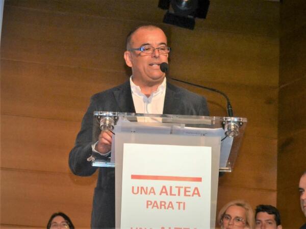 Deo Sánchez Alvado llena el Centro Social de Altea en la presentación de su candidatura