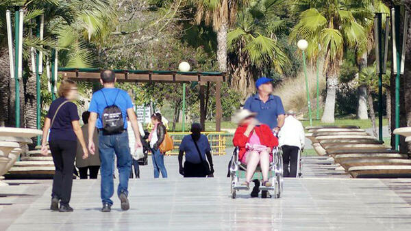 Benidorm destina medio millón de euros para colaborar con la asistencia domiciliaria de personas mayores o con poca autonomía 