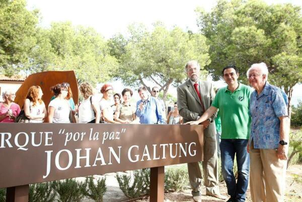 “L’Alfàs lamenta el fallecimiento de Johan Galtung, uno de sus mejores embajadores en el mundo”