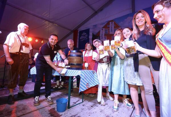 La “apertura del barril” abre la Oktoberfest de La Nucía 2024    