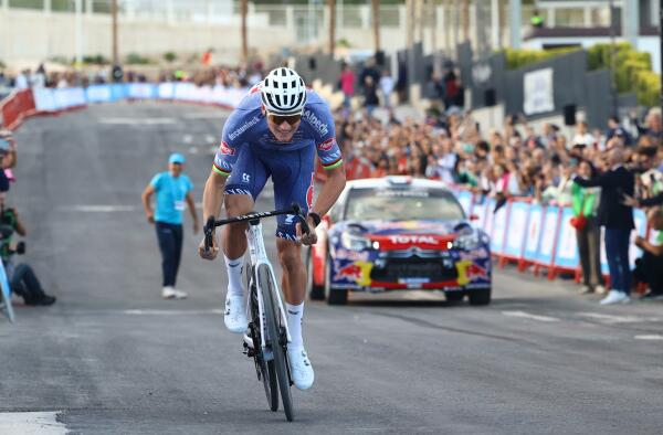 Valverde y Van der Poel derrotan a Miguel Fuster en el  Critérium Ciclista de La Nucía