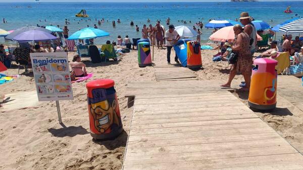Benidorm instala en las playas las papeleras decoradas por los artistas de la I Jornada de Arte Urbano