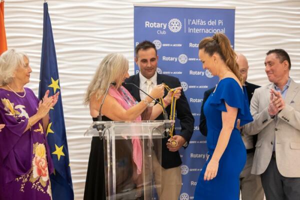 Elisabeth Marandi preside el Rotary Club Internacional de l’Alfàs tras la ceremonia de Cambio de Collares