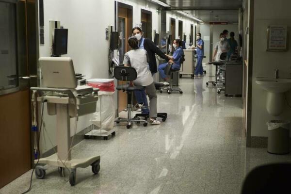 Las mascarillas vuelven a tomar presencia en hospitales de Valencia ante el repunte de covid