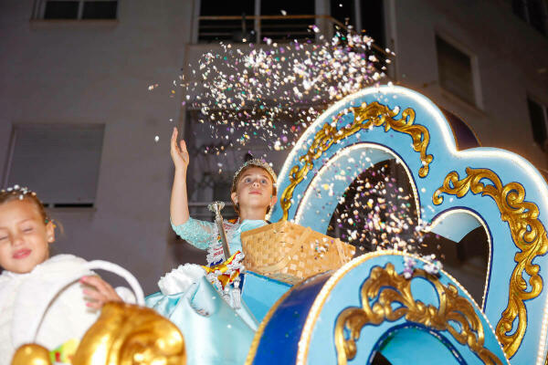 27 peñas participan en el Desfile del Humor celebrado anoche en las Fiestas de l’Alfàs 