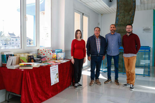 La biblioteca de l’Alfàs dona al Voluntariado los alimentos recogidos en la campaña ‘Un alimento, un libro’