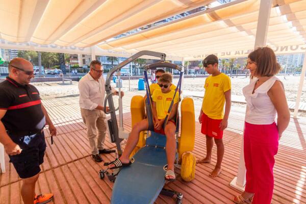 Benidorm incorpora en las Playas Accesibles una grúa para facilitar aún más el baño de personas con movilidad reducida 