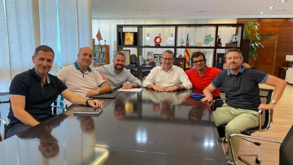 La nueva directiva del Club Balonmano Benidorm Foietes se presenta a Toni Pérez