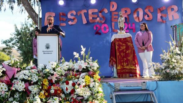 La Huerta de Benidorm celebra sus tradicionales Festes del Roser con ofrenda, copletas y ‘peuet’ en la Ermita de Sanç 